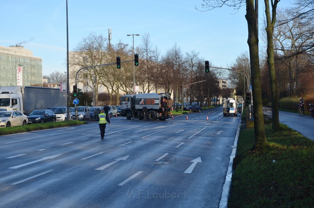 Bagger verliert Oel VU Pkw Koeln Ehrenfeld Innere Kanalstr Weinsbergerstr P192.JPG - Miklos Laubert